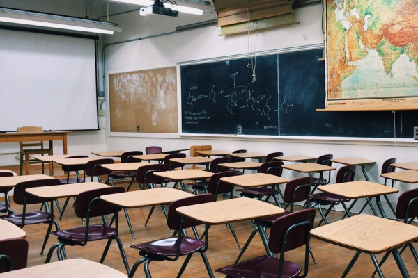 Abandonaron a niña de 8 años en su colegio