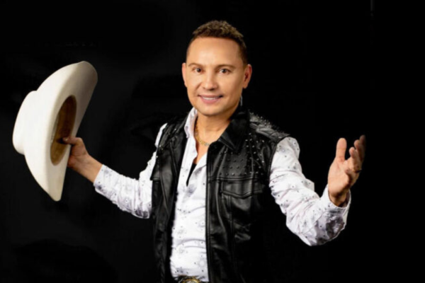 Demandaron a Giovanny Ayala por causarle depresión a una de sus fans