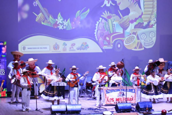 Música andina y encuentro departamental de Chirimías engalanaron el Teatro Pigoanza