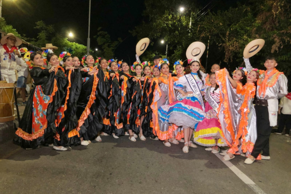 Fiesta, alegría y tradición durante el desfile nocturno