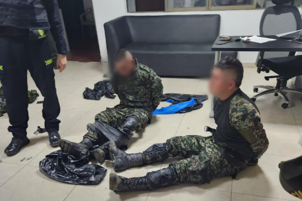 Capturaron en Suaza, Huila a dos hombres vistiendo prendas de uso privativo de las Fuerzas Militares