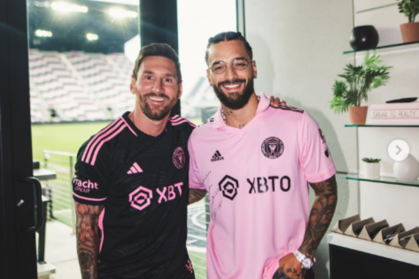 Maluma hizo una parada en su gira para recibir un regalo de Messi