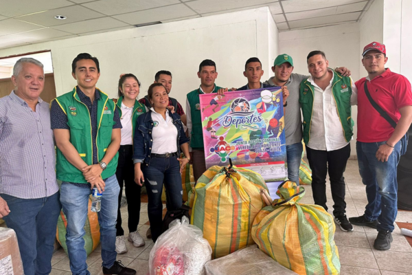 Exitosa entrega del Banco Comunal Huila Crece en el centro del departamento
