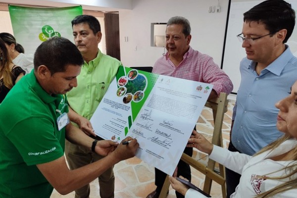 La visita de Germán Bahamón a Neiva dejó la firma de un nuevo acuerdo para cafeteros