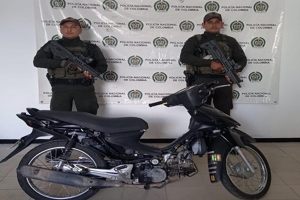 Se recupera motocicleta con placas falsas