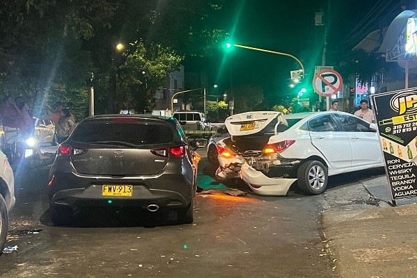 Hombre al volante arrolló motocicleta y terminó colisionando contra un vehículo