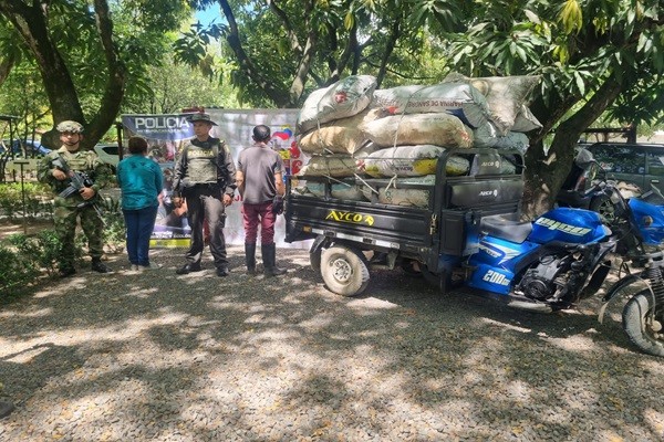 Dos capturados por transporte minero de carbón vegetal