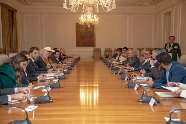 Altos salarios de funcionarios públicos no subirán en 2024, anunció Petro