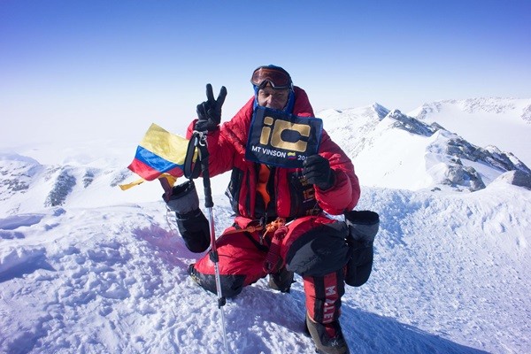 Familiares y amigos dan el último adiós a Manolo Barrios, el montañista que conquistó el Everest