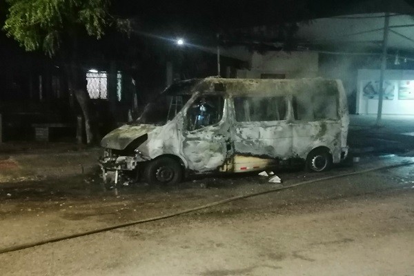 En el Huila, ambulancia fue incinerada por hombres armados