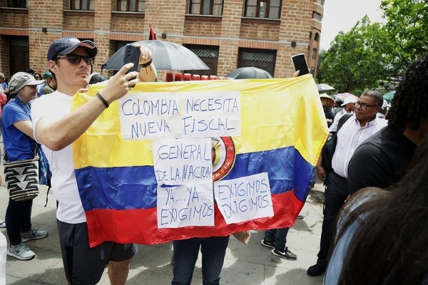 En Bogotá manifestantes han bloqueado el Palacio de Justicia