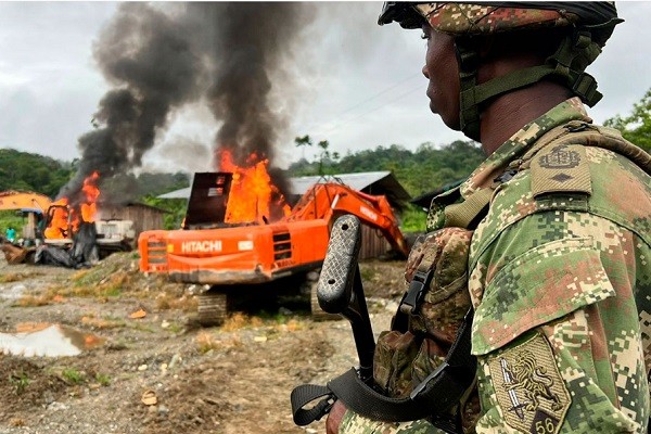 En Colombia se sigue quemando maquinaria que podría ayudar a comunidades