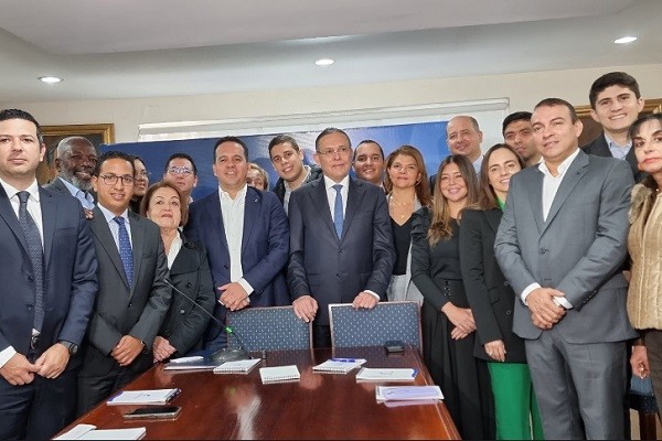 Conservadores ratificaron a Efraín Cepeda como su presidente