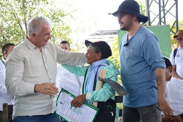 Productores del Huila reciben títulos de propiedad