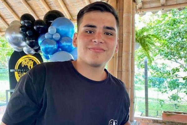 Joven motociclista fue arrollado por un carro fantasma.