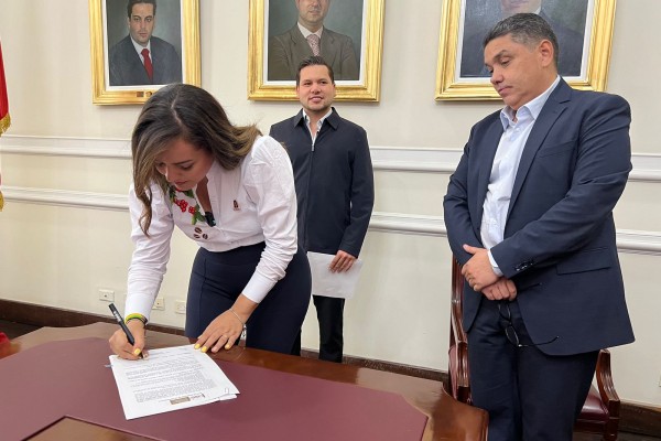 Luz Pastrana se posesionó como representante a la Cámara