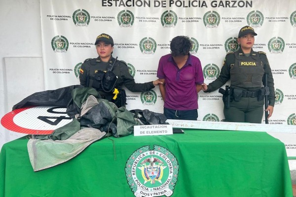Un sujeto fue sorprendido hurtándose una señal de tránsito en Garzón