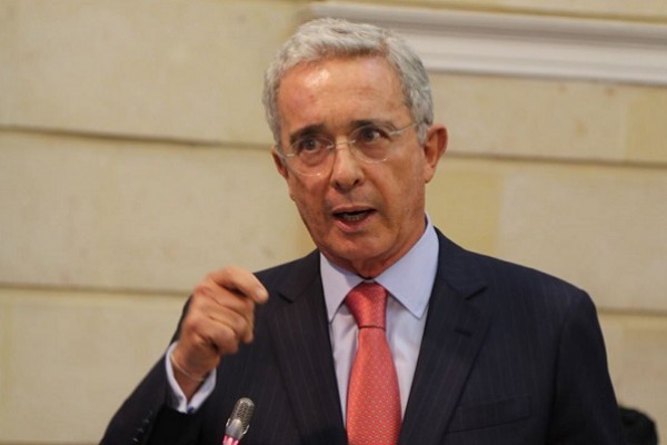 Álvaro Uribe, advierte inconstitucionalidad del fast track