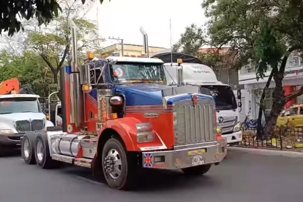 Camioneros siguen en paro en Colombia por incremento en precio del Diesel