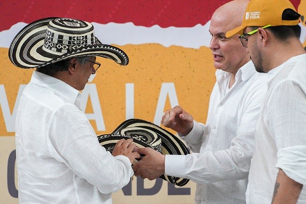 “Proceso de paz con paramilitares no ha terminado” dice Presidente Petro