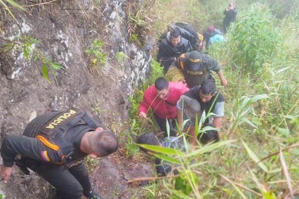 Carabineros salvan a mujer encontrada al borde de un abismo