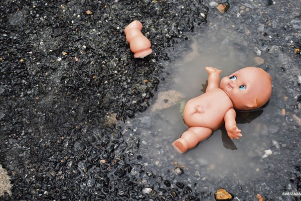 Menor fue lanzada por su padre desde un tercer piso