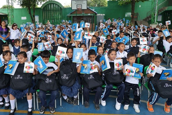 Niños de sectores desfavorecidos de Neiva recibieron kits escolares