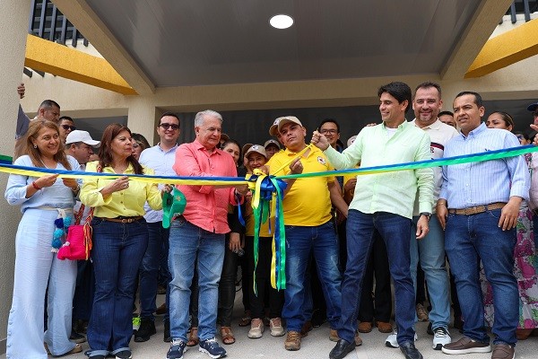 Íquira estrenó nueva plaza de mercado y más seguridad