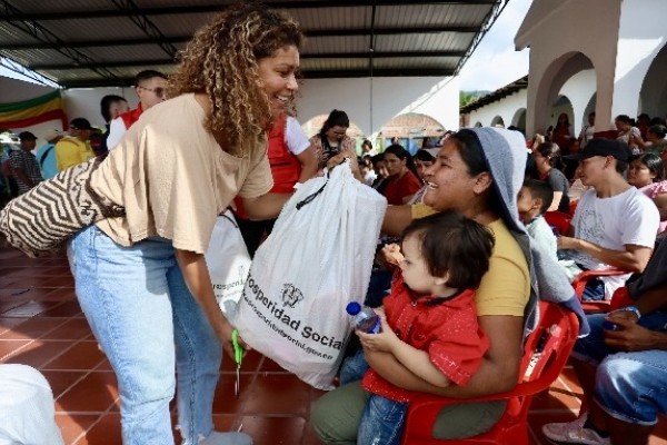 Entrega de ropa y calzado incautado al contrabando beneficia a 500 familias en Algeciras